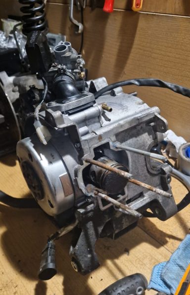 Motormotor im Rohe, ohne Verkleidung, mit sichtbaren Komponenten und Kabeln.