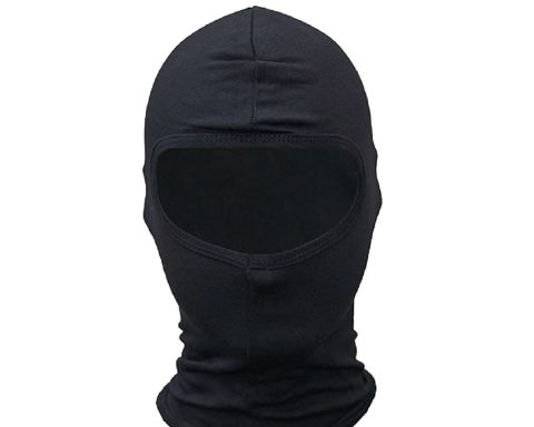Schwarze Sturmhaube mit durchgehendem Gesichtsausschnitt.