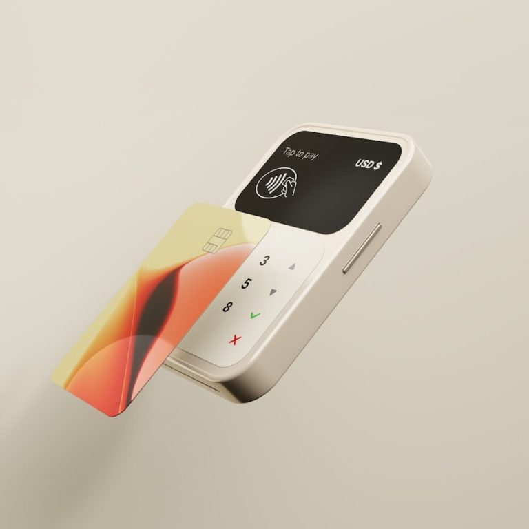 Kartenzahlungsgerät in weiss mit einer bankkarte
