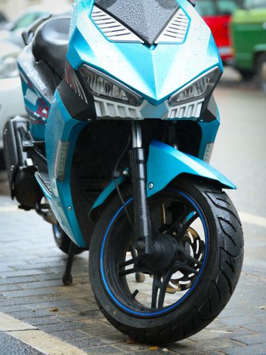 Sportmotorroller in Blau mit modernen Designelementen und breitem Reifen.
