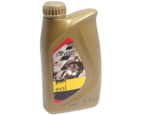 Flasche mit Motorenöl, goldene Farbe, etikettiert mit eni und Rennsportgrafik.