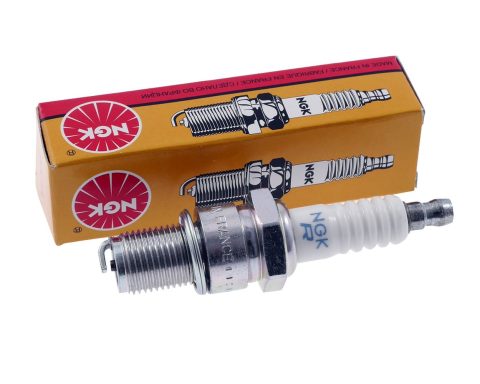 Zündkerze mit Verpackung, die den Markennamen und das Design zeigt.