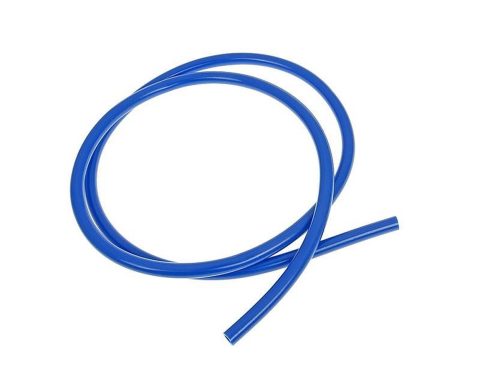 Blaues, flexibles Rohr, in einer lockeren Schlaufe angeordnet.