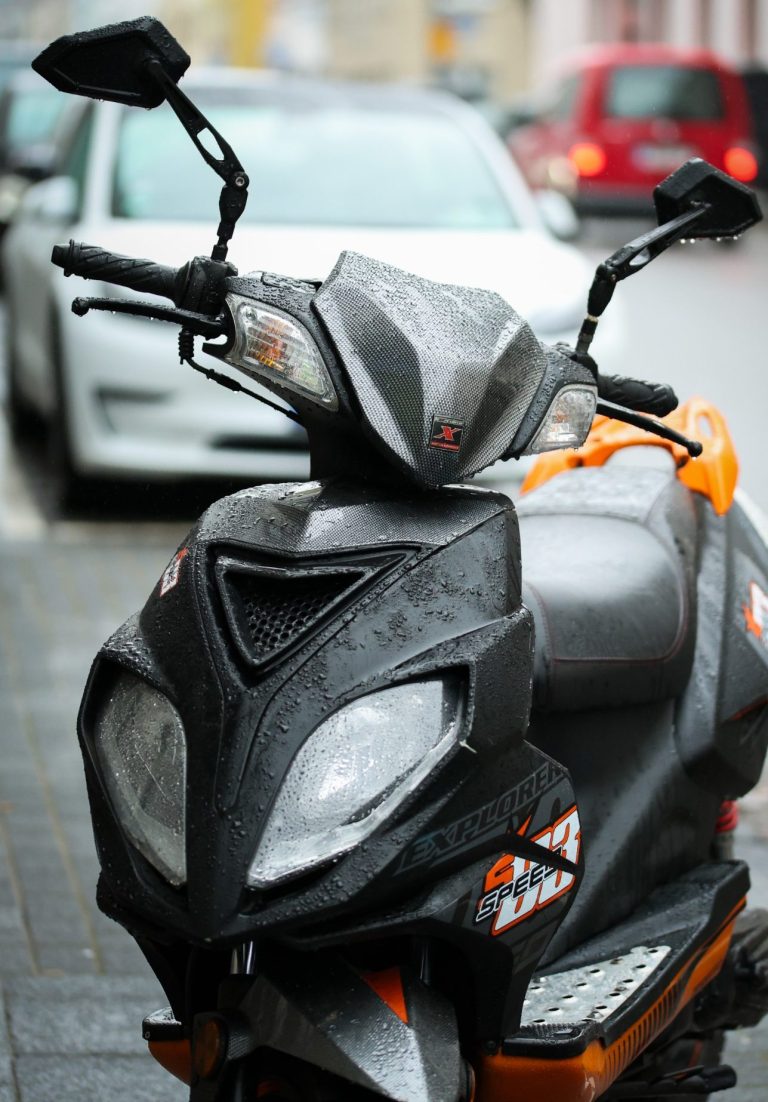 2TaktGarage Krefeld Motorroller Service: ersatzteile, Inspektionen und vieles mehr Motorroller schwarz mit regentropfen